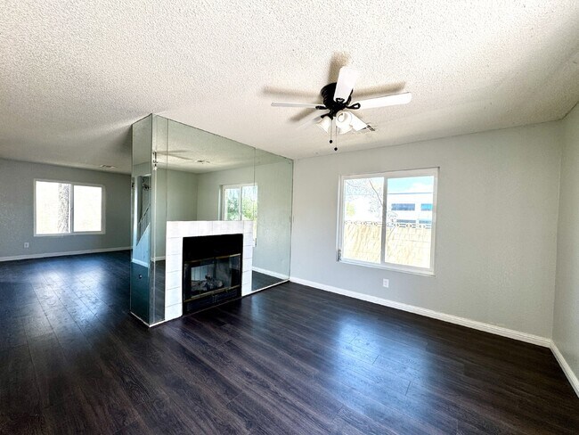 Building Photo - 4BD/3BA Henderson Townhome with Fireplace,...