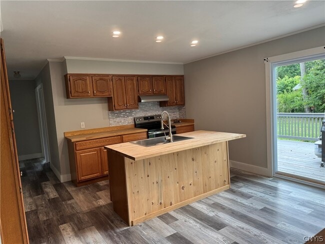 Building Photo - 7878 Sagamore Dr N