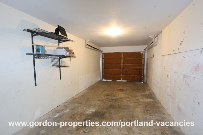 Building Photo - SE 15th Ave - remodeled 3 bedroom duplex w...