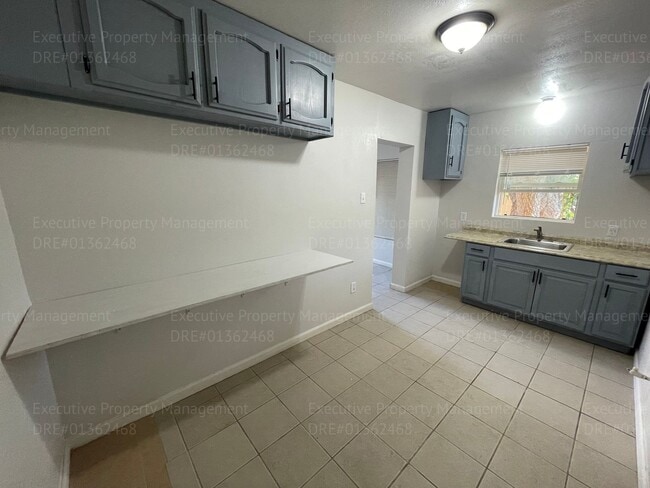 Building Photo - 1 bedroom 1 bathroom  back house with a pr...
