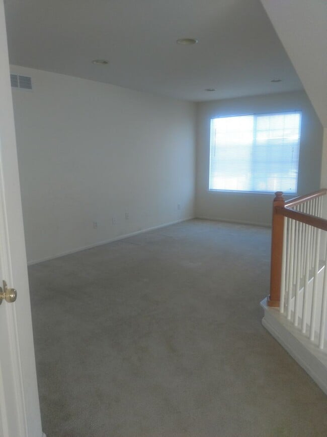 Building Photo - Spacious & Bright 3 Bedroom Home in East L...