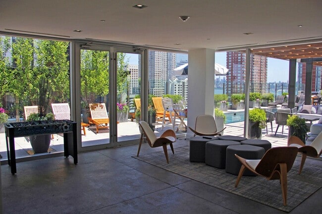 Building Photo - 148 1st St