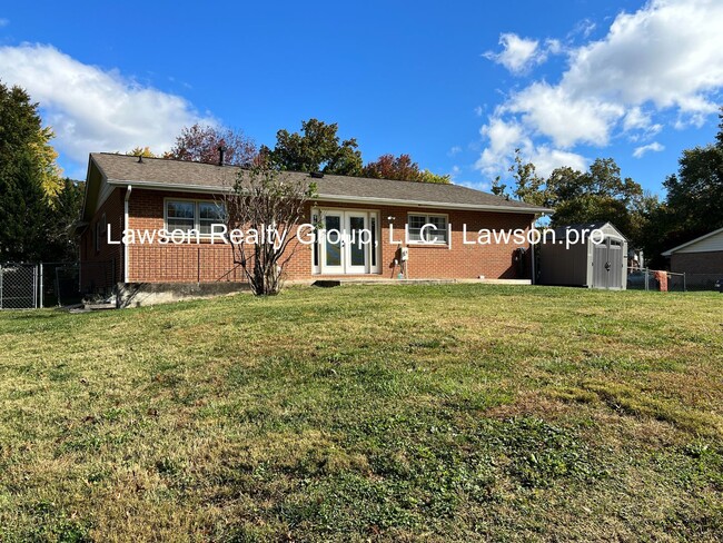 Building Photo - Three Bedroom Brick Ranch with Fenced Yard...