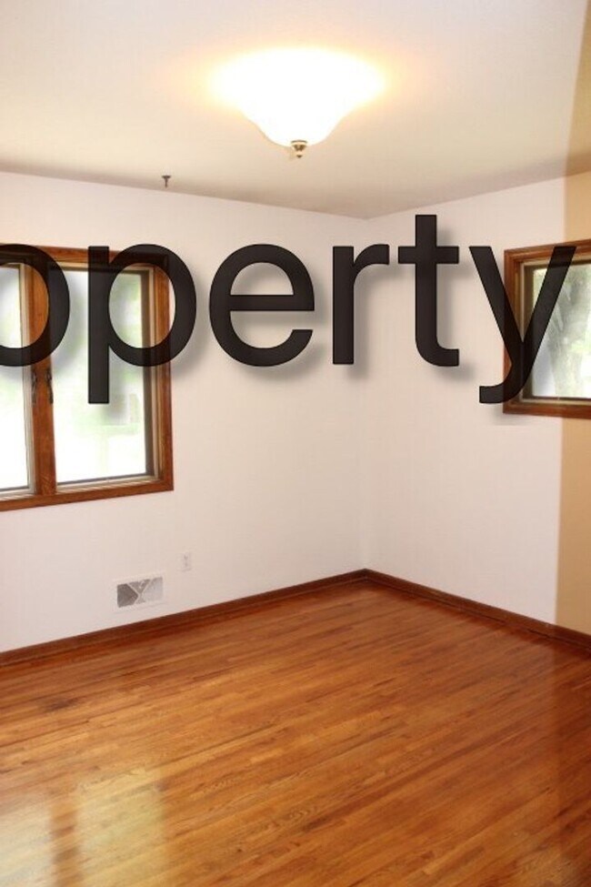 Building Photo - Edina Single Family Home, Hardwood Floors,...