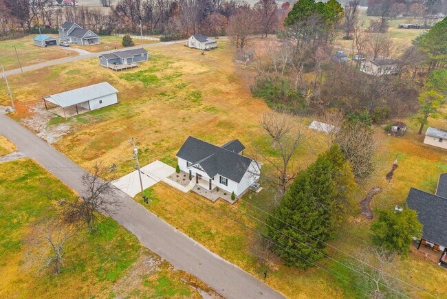 Building Photo - 205 Maple St