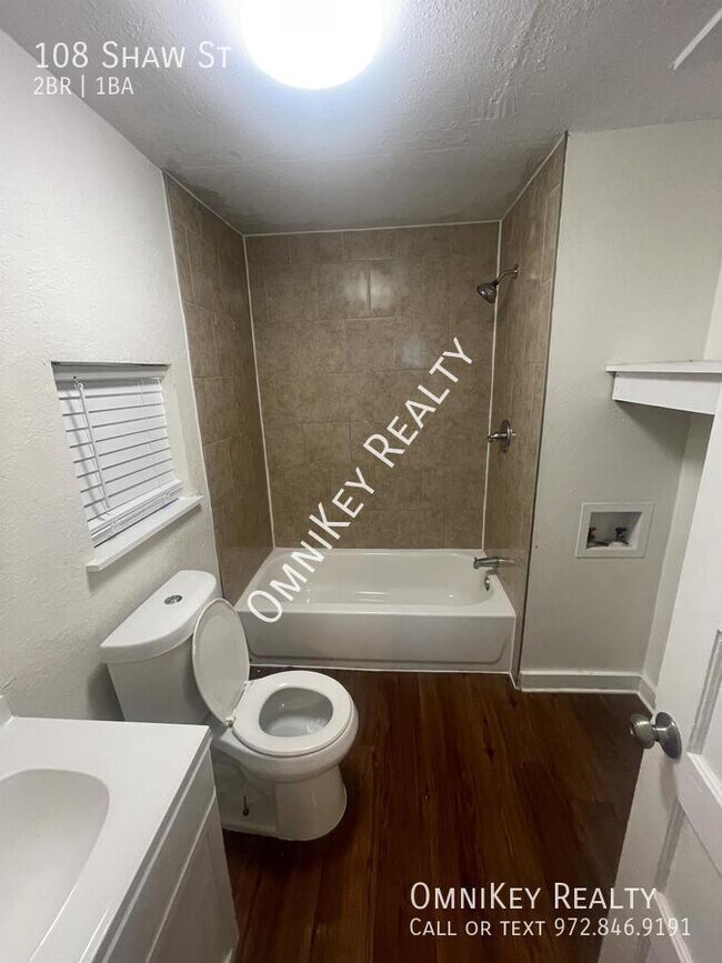 Building Photo - 108 Shaw St