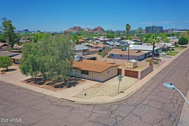 Building Photo - 1526 W Huntington Dr