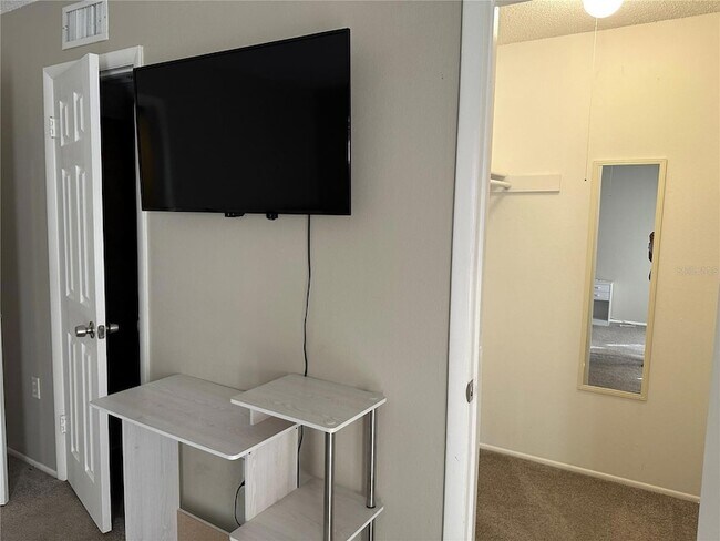 Building Photo - 6060 Village Cir S