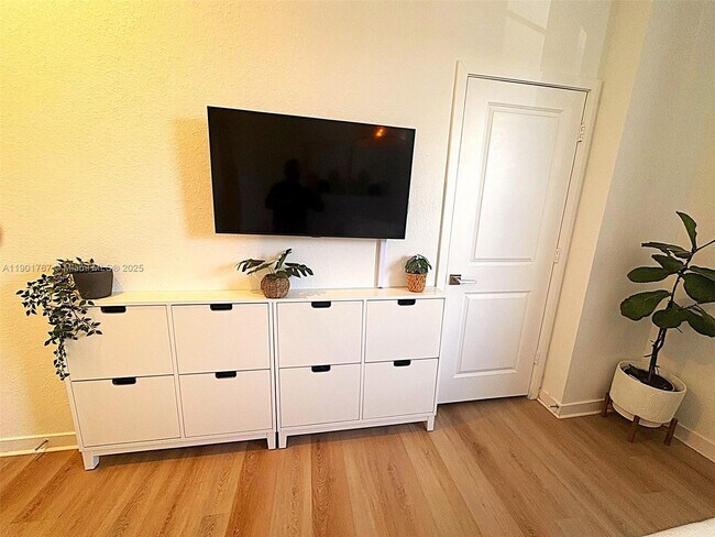 Building Photo - 476 NE 5th St