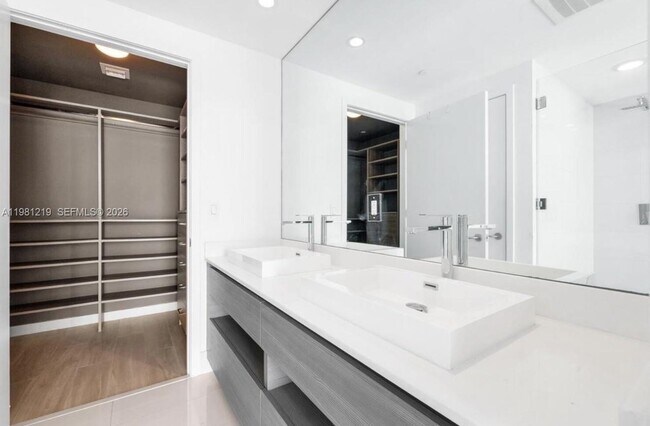 Building Photo - 460 NE 28th St