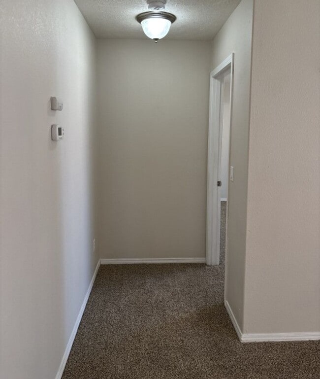 Building Photo - 3Bd/2Ba Single Story Home - Available to V...