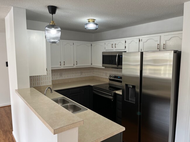 Building Photo - 6704 W Friendly Ave