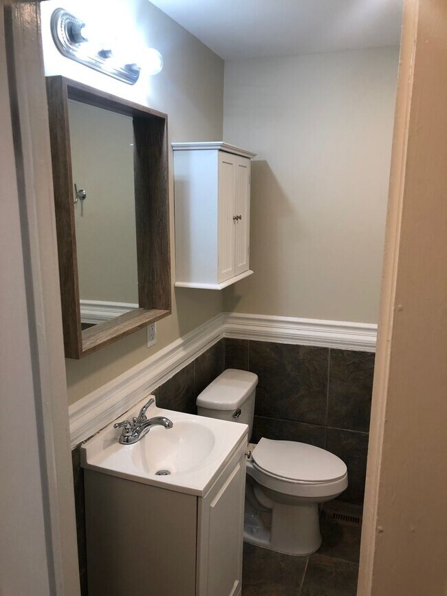 Building Photo - Four bedroom, 2 bath house in Burlington
