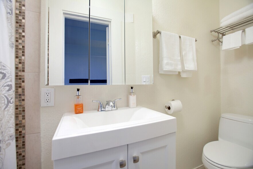 Building Photo - 2121 1st Ave