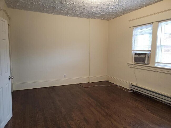 Building Photo - 1624 Chapman Ave SW