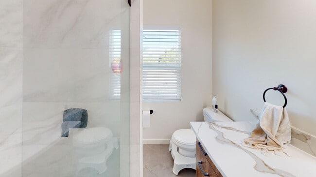 Building Photo - Private turfed yard!