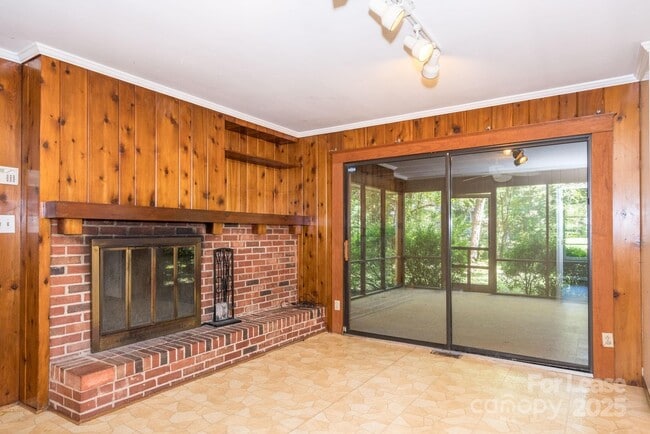 Building Photo - 427 Scaleybark Rd