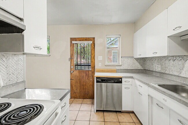 Building Photo - "Charming 2-Bedroom Apartment with Spacious Living – 1025 Sq Ft in Prime Denver Location!"
