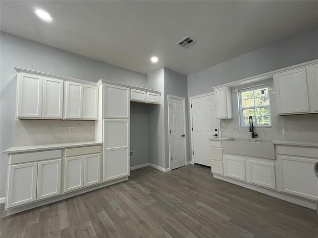 Building Photo - 304 N Tucker Ave