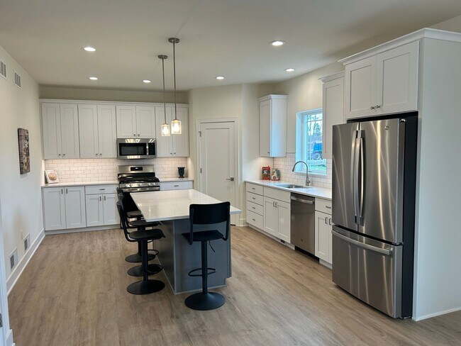 Building Photo - 5706-5708 Eternity Drive