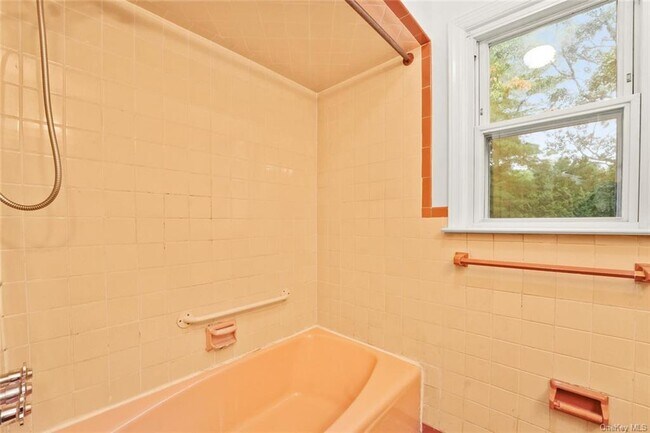 Building Photo - 47 Hommocks Rd
