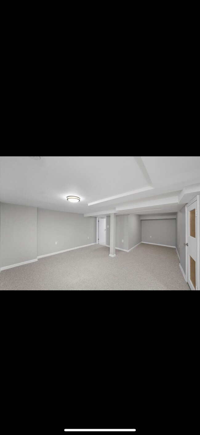Building Photo - 9339 S Eberhart Ave