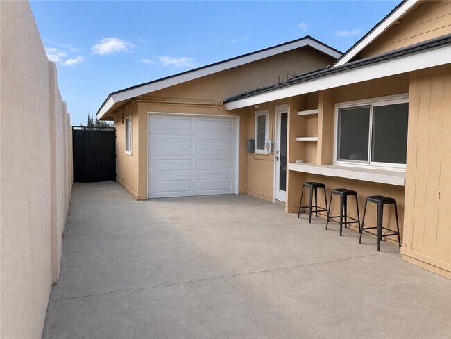 Building Photo - 701 Longfellow Dr