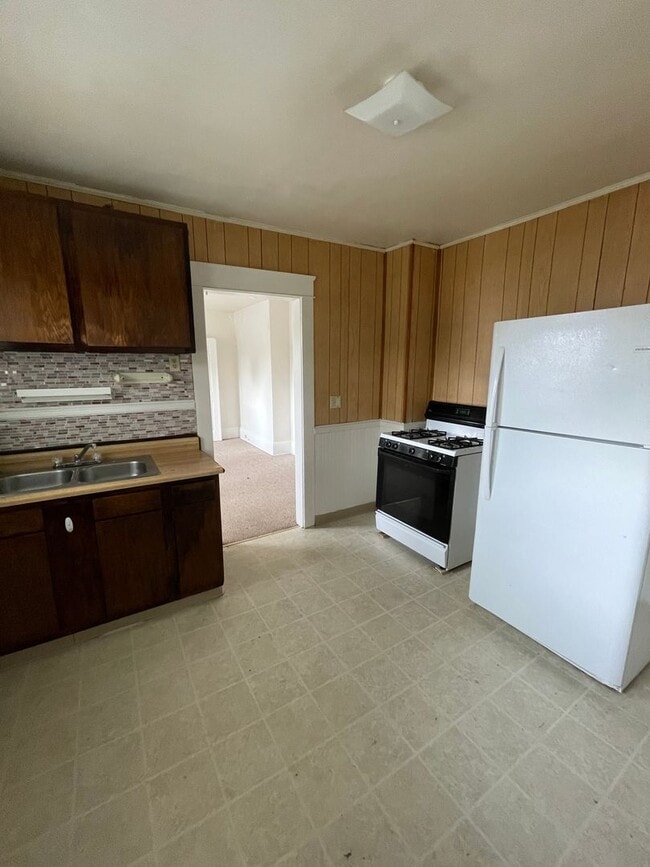 Building Photo - Clean 2BR up with offstreet parking and yard