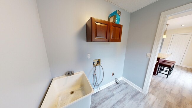 Building Photo - 1095 Burnside Rd