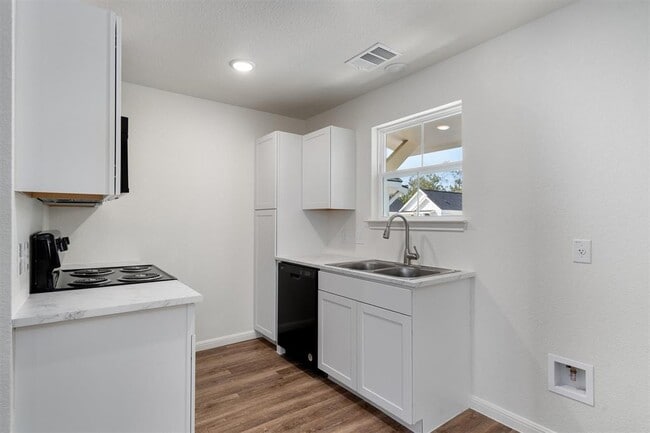 Building Photo - 2002 W 2nd St