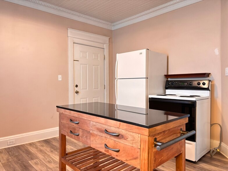 Kitchen - 1836 Elm Ave