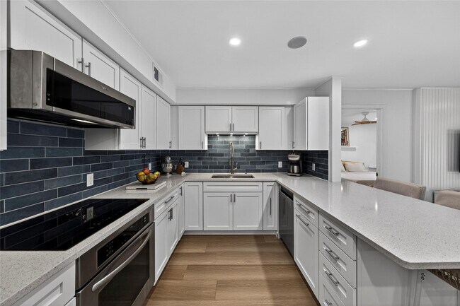 Building Photo - 700 SE 2nd Ave