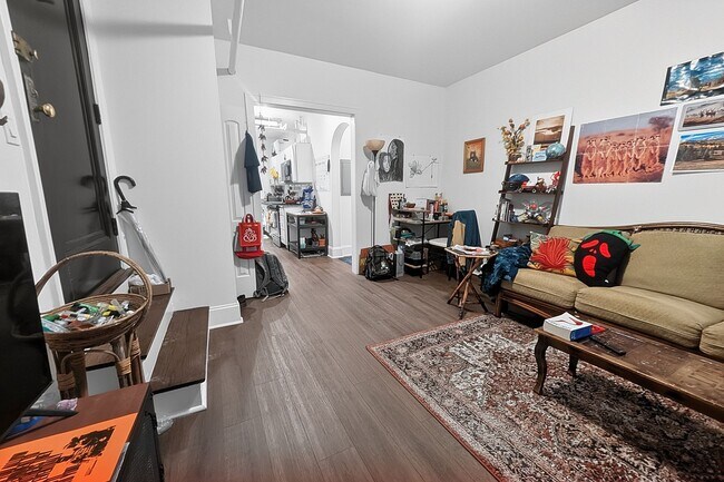 Building Photo - Newly Renovated 1 BR in Loyola on Lovely Quiet Block