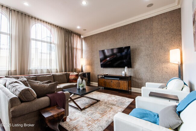 Building Photo - 133 S 3rd St