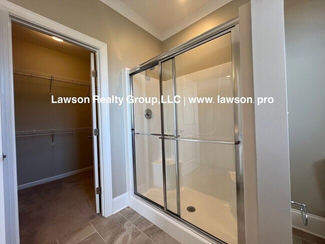 Building Photo - Upscale Three Bedroom in Colonial Green with Garage