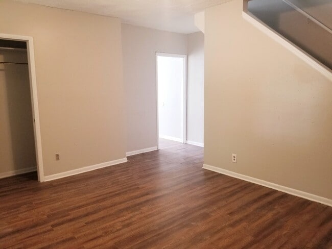 Building Photo - CHARMING TWO BEDROOM HOME MOVE-IN READY!!!