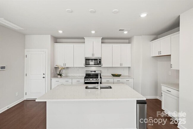 Building Photo - 2131 Belterra Dr