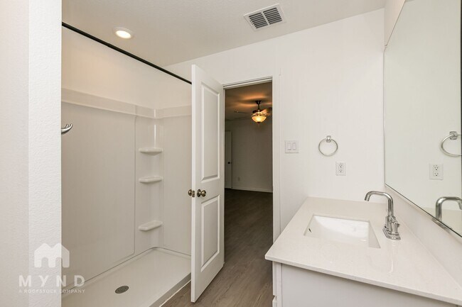 Building Photo - 2700 Mistwood Dr