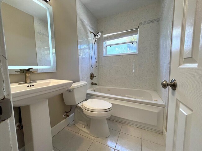 Building Photo - 3807 Belle Vista Dr E