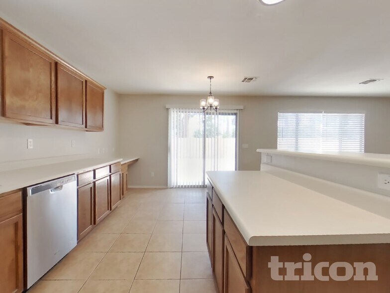 Building Photo - 43714 Cale Dr