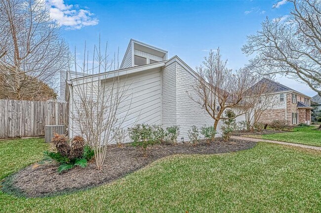 Building Photo - 915 Daria Dr