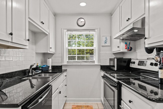 Building Photo - 630 Belvoir Heights