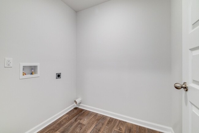 Building Photo - Spacious 4-Bedroom Home in Sought-After Lo...