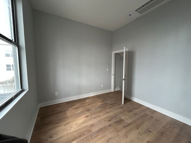 Building Photo - 430 Dickinson St