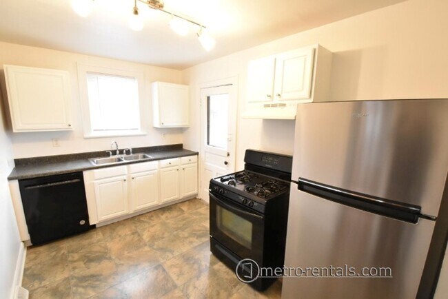 Building Photo - 333-335-335 E Duncan St