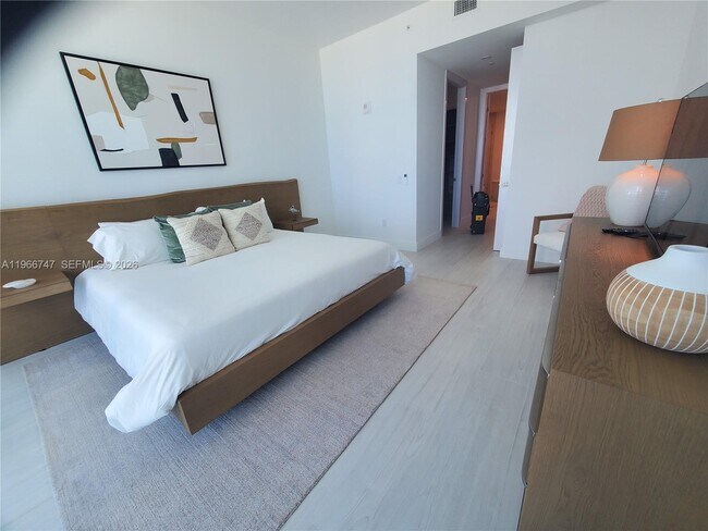 Building Photo - 17550 Collins Ave