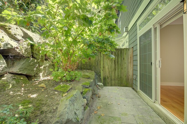Building Photo - 3Bd/3.25Ba Kirkland Townhome