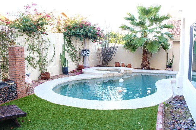 Building Photo - Mesa Gem with Pool for Rent!