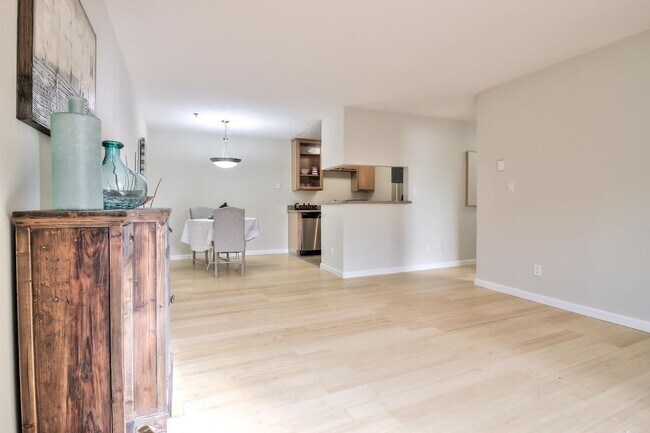 Building Photo - 880 E Fremont Ave