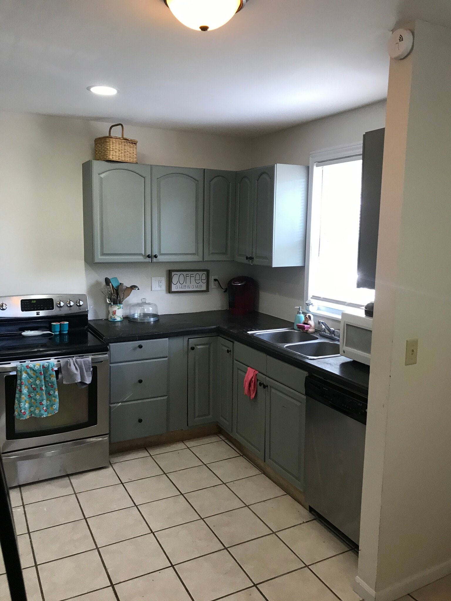 Kitchen - 419 E Lane Ave